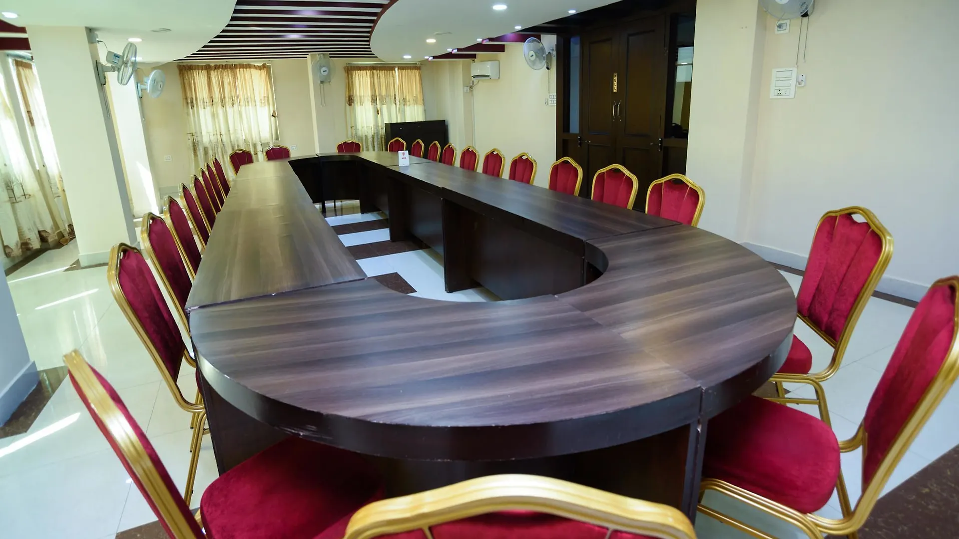 Hotel Royal Kathmandu 3*,